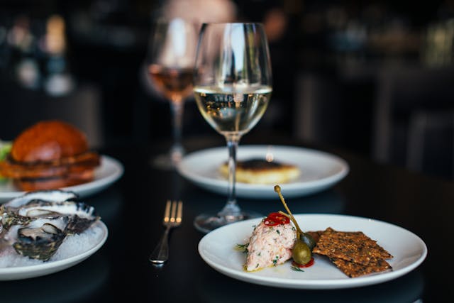 Accoppiamento tra cibo e vino: 5 consigli per migliorare la tua esperienza culinaria